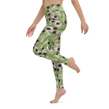 Load image into Gallery viewer, Blackberries Creme Yoga Leggings